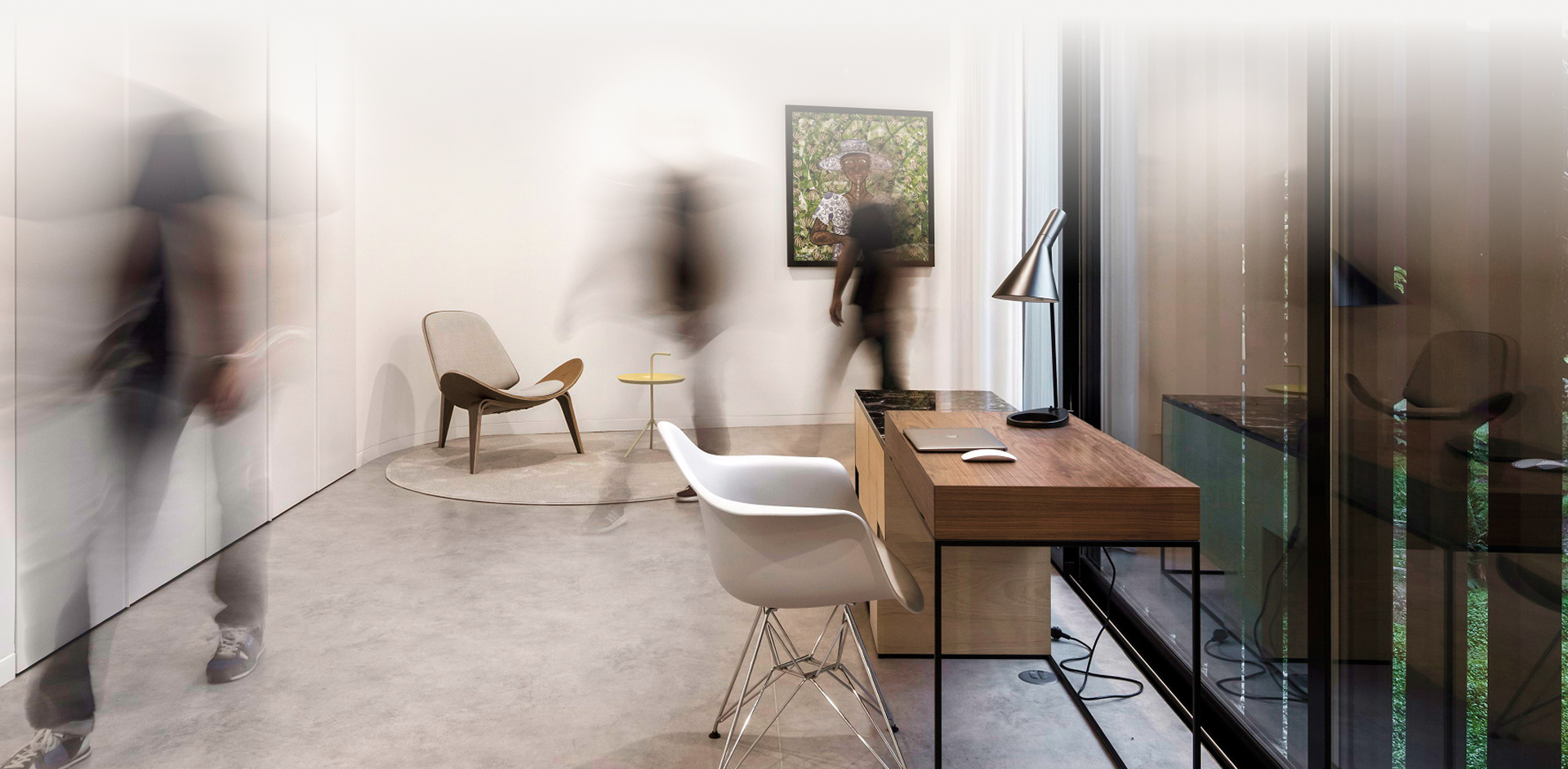 Espaço de trabalho contemporâneo com mobiliário de autor
